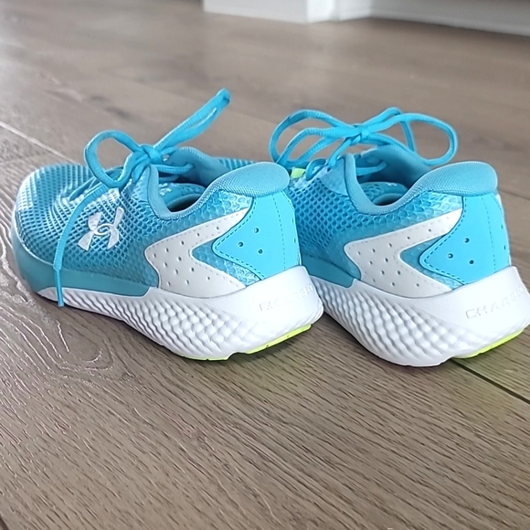 NEW Under Armour Girls' Charged Rogue 3 Running Shoes Size 7 - Picture 3 of 7